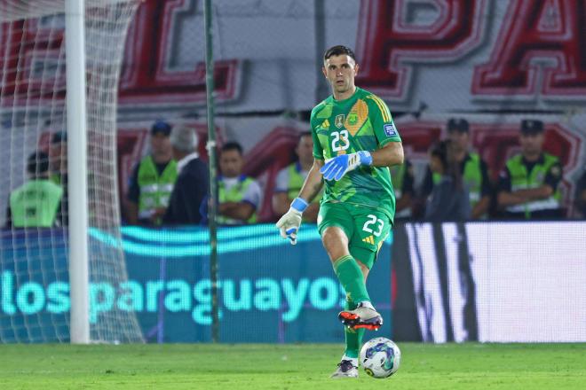 El Dibu Martínez da un pase en un partido con Argentina (Foto: Cordon Press).