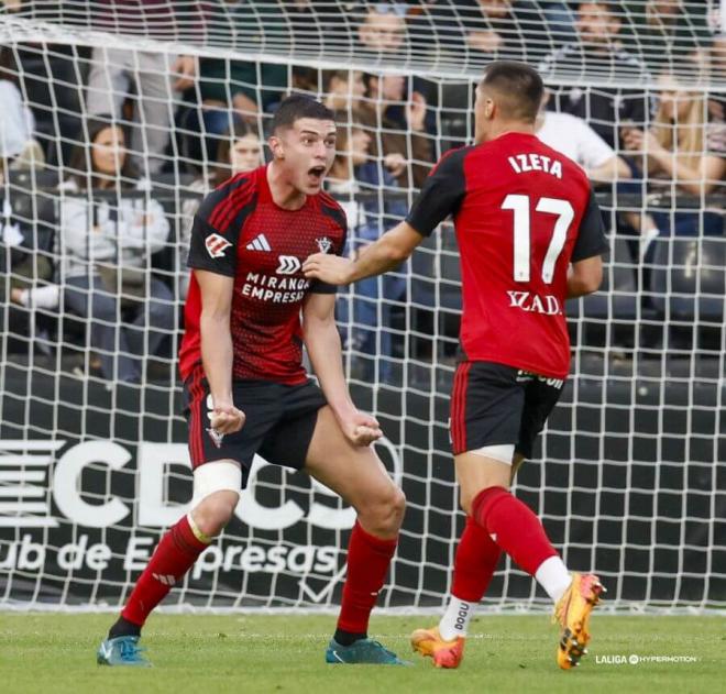 Joaquín Panichelli celebra uno de sus goles en el Castellón-Mirandés (Foto: LALIGA).