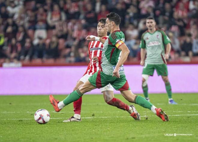 Lucas Boyé pelea un balón en el Sporting-Granada (Foto: LALIGA).