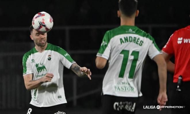 Manu Hernando cabecea un balón en el Racing - Burgos (Foto: LALIGA).