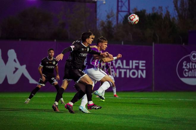 Arnu pugna ante el Salamanca CF (Foto: Real Valladolid).