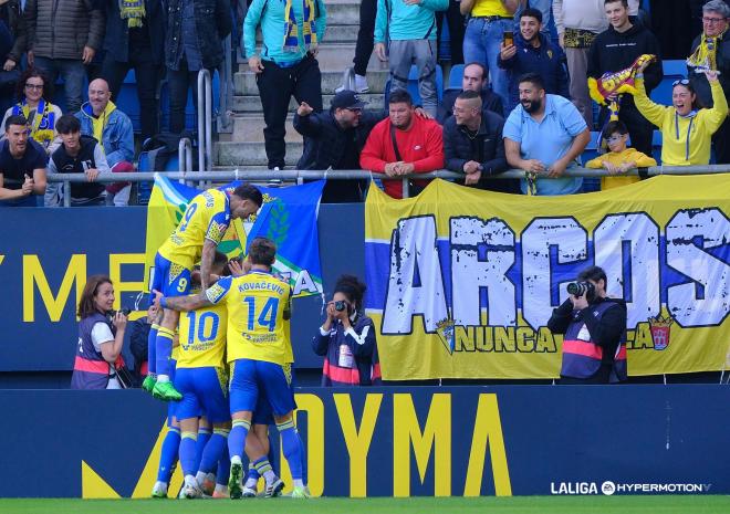 Gol de Javi Ontiveros en el Cádiz - Córdoba (Foto: LALIGA).