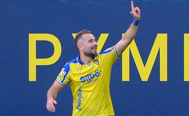 Gol de Javi Ontiveros en el Cádiz - Córdoba (Foto: LALIGA).