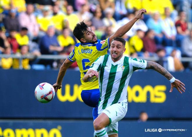 Víctor Chust pugna con Antonio Casas en el Cádiz - Córdoba (Foto: LALIGA).