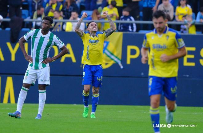 Gol de Roger Martí en el Córdoba - Cádiz (Foto: LALIGA).