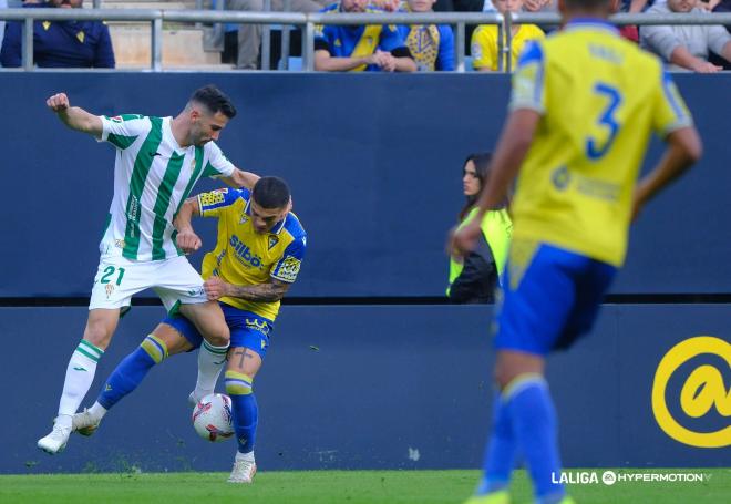 Brian Ocampo, presionado por Carlos Albarrán en el Cádiz - Córdoba (Foto: LALIGA).