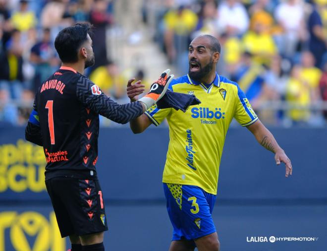 Fali felicita a David Gil en el Córdoba - Cádiz (Foto: LALIGA).