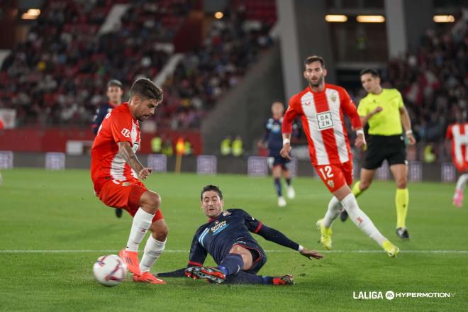 Sergio Escudero entra a Pozo en el Almería - Deportivo de La Coruña (foto: LALIGA).