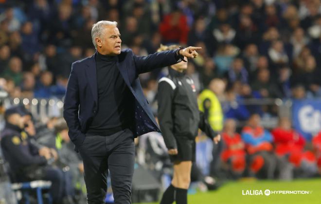 Sergio Pellicer dirige a su equipo (Foto: LALIGA).