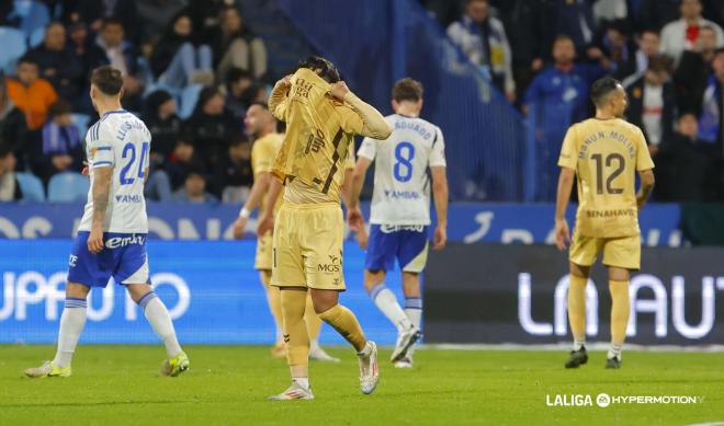 Kevin Medina, expulsado en el Real Zaragoza - Málaga (Foto: LALIGA).