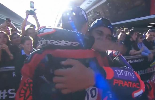 Abrazo entre Pecco Bagnaia y Jorge Martín.