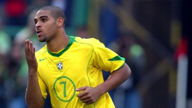 Adriano Leite celebra un gol con Brasil (Foto: Cordon Press).