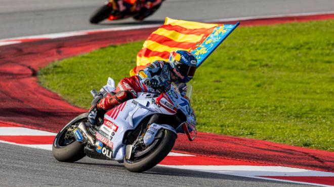 Álex Márquez, con la bandera de Valencia tras la carrera al sprint en Montmeló (Cordon Press)