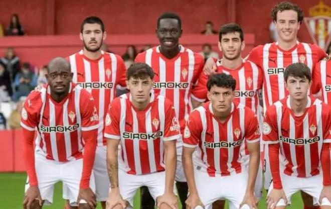 Amadou, en el centro de la imagen, en un partido con el Sporting Atlético (Foto: Real Sporting).