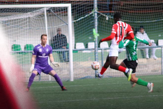 Uno de los goles de Amadou al Lenense (Foto: Real Sporting).