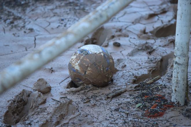 Balones y botas en el lodo tras la DANA. El Athletic ayudará a que el fútbol vuelva en Valencia