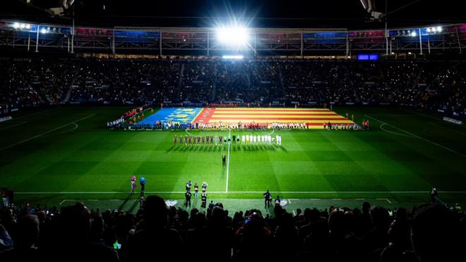 La Senyera gigante en el campo del Levante (Levante)