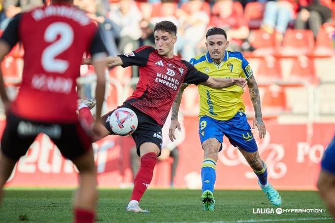 Jon Gorrotxategi despeja un balón en el Mirandés-Cádiz (Foto: LALIGA).