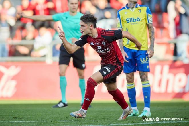 Jon Gorrotxategi celebra uno de sus goles en el Mirandés-Cádiz (Foto: LALIGA).