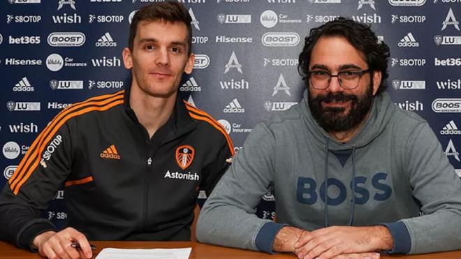 Diego Llorente, junto a Víctor Orta (Foto: Leeds).