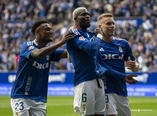 Kwasi Sibo celebra su gol en el Real Oviedo-Tenerife (Foto: LALIGA).