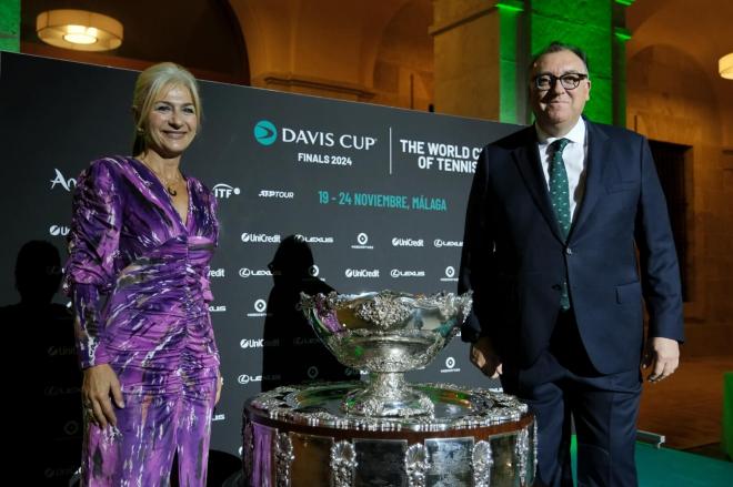 Los consejeros de la Junta de Andalucía posan junto a la Copa Davis en Málaga.