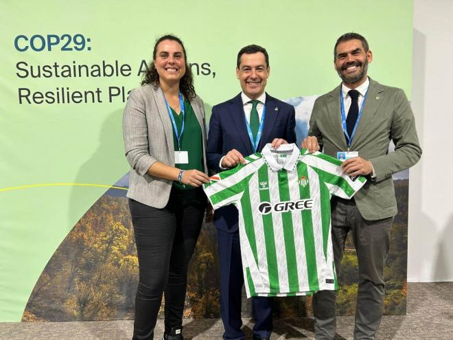 El Betis, con Juanma Moreno, en la Cumbre del Clima de Bakú (Foto: RBB).