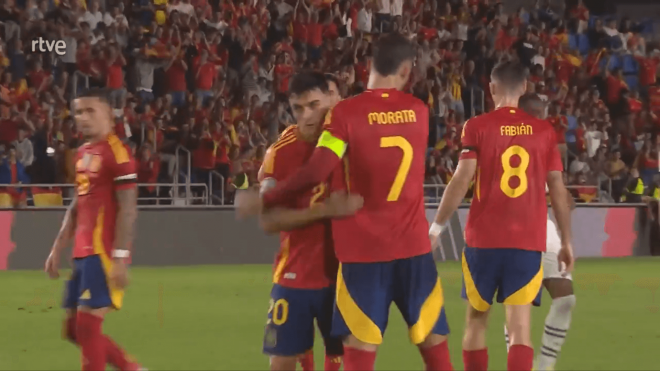 Morata abraza a Pedri en el España-Suiza.