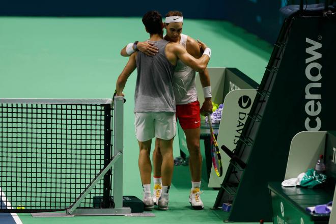 Abrazo entre Alcaraz y Nadal tras un entrenamiento juntos. (EFE/Jorge Zapata)