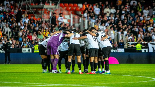 Jugadores del Valencia CF abrazados