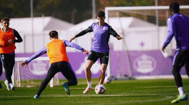 David Torres, en el entrenamiento (Foto: Real Valladolid).