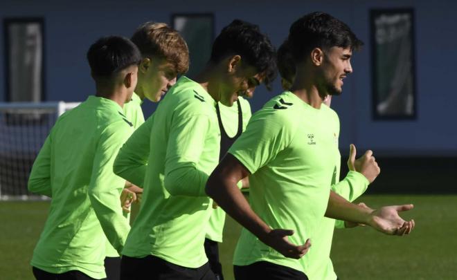 Canteranos del Betis, en el entrenamiento de este lunes (Foto: Kiko Hurtado).