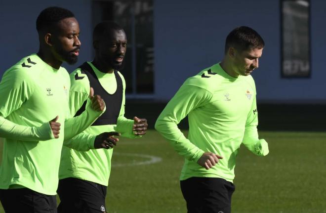 Bakambu, Sabaly y Perraud, en un entrenamiento (Foto: Kiko Hurtado).