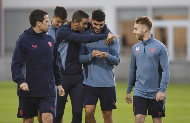 Juan Díaz bromea con Isaac Romero en el entrenamiento de este lunes (Foto: Kiko Hurtado).