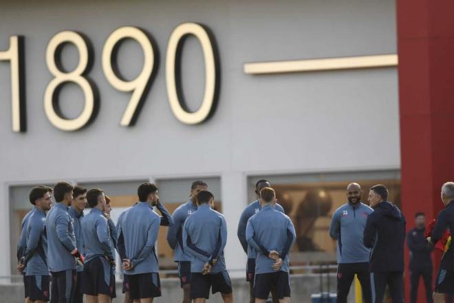 Los jugadores del Sevilla, en el entrenamiento de este lunes (Foto: Kiko Hurtado).