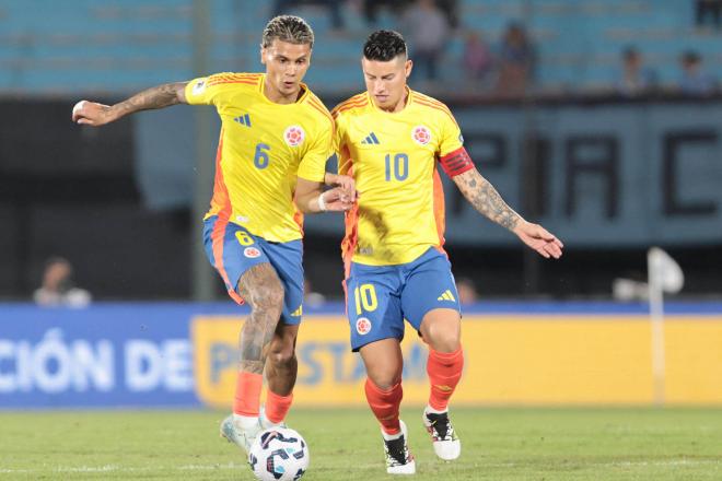 Richard Ríos y James Rodríguez, en un partido de Colombia (FOTO: EFE).