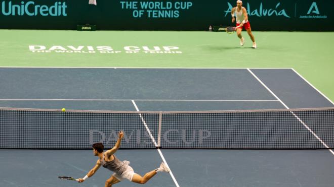 Carlos Alcaraz vs Rafa Nadal en el entrenamiento previo a la Copa Davis.