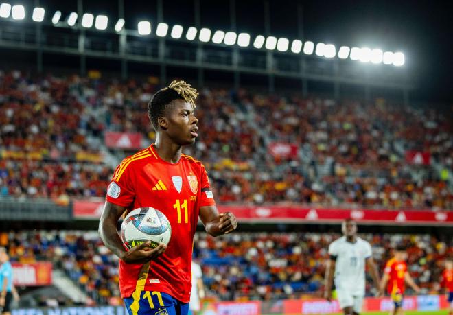 Nico Williams agarra el balón en el triunfo con España ante Suiza (Foto: @SEFutbol).