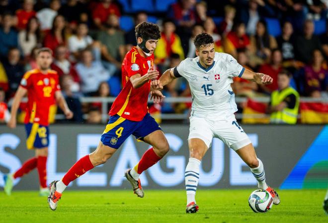 Pau Cubarsí presiona a Filip Ugrinic en el España - Suiza (Foto: SEFutbol/CordonPress).