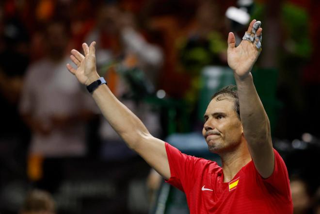 Rafa Nadal agradece al público del Carpena en la Copa Davis de Málaga. (Foto: EFE/ Jorge Zapata)