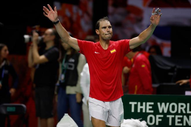 Rafa Nadal agradece al Carpena en la Copa Davis de Málaga (EFE/ Jorge Zapata)