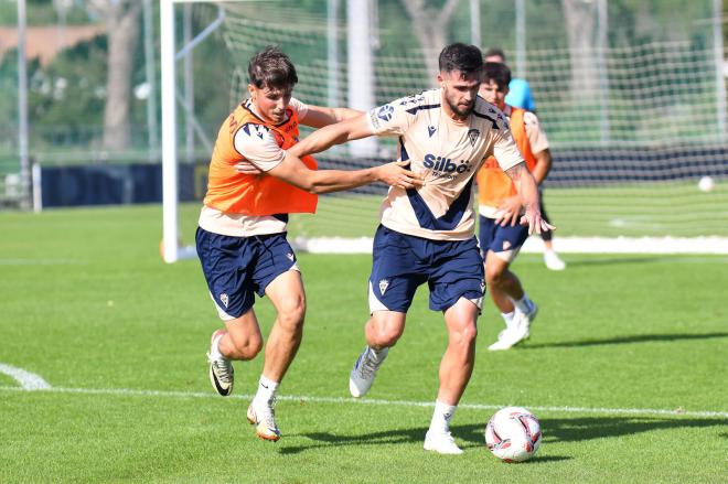 Lanchi, con Glauder en el entrenamiento (Foto: Cádiz CF).