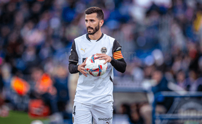 José Luis Gayà en acción, santo y seña del Valencia CF