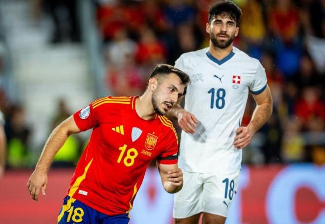 Cömert, ante Paredes en el España - Suiza (Foto: Selección Española).