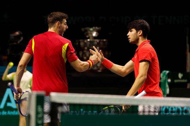 Marcel Granollers y Carlos Alcaraz, en dobles de la Copa Davis (Foto: Jorge Zapata/EFE).