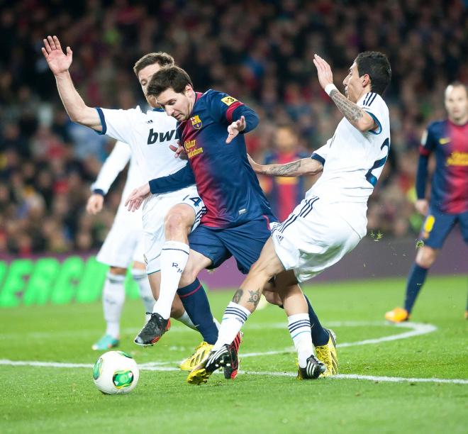 Ángel di María, Leo Messi y Xabi Alonso durante el Clásico (Fuente: Cordon Press)+