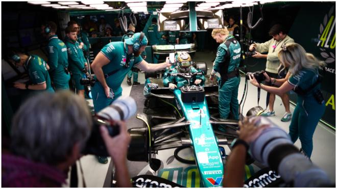 El equipo Aston Martin preparando el AMR24 de Fernando Alonso. (Fuente: Europa Press)