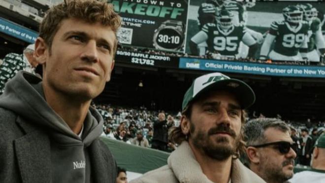 Griezmann y Llorente viendo un partido de la NFL (Foto: Instagram Marcos Llorene)