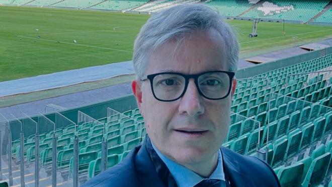 El Dr. Manuel Leyes en el Estadio Benito Villamarín (Foto: @drmanuelleyes)