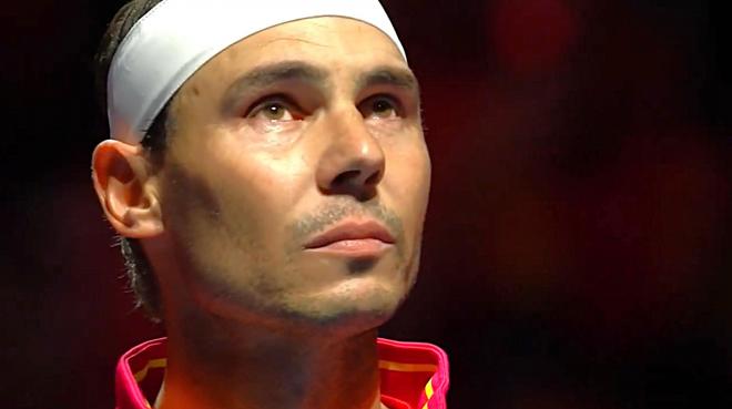 Rafa Nadal llora con el himno de España antes de su último partido.